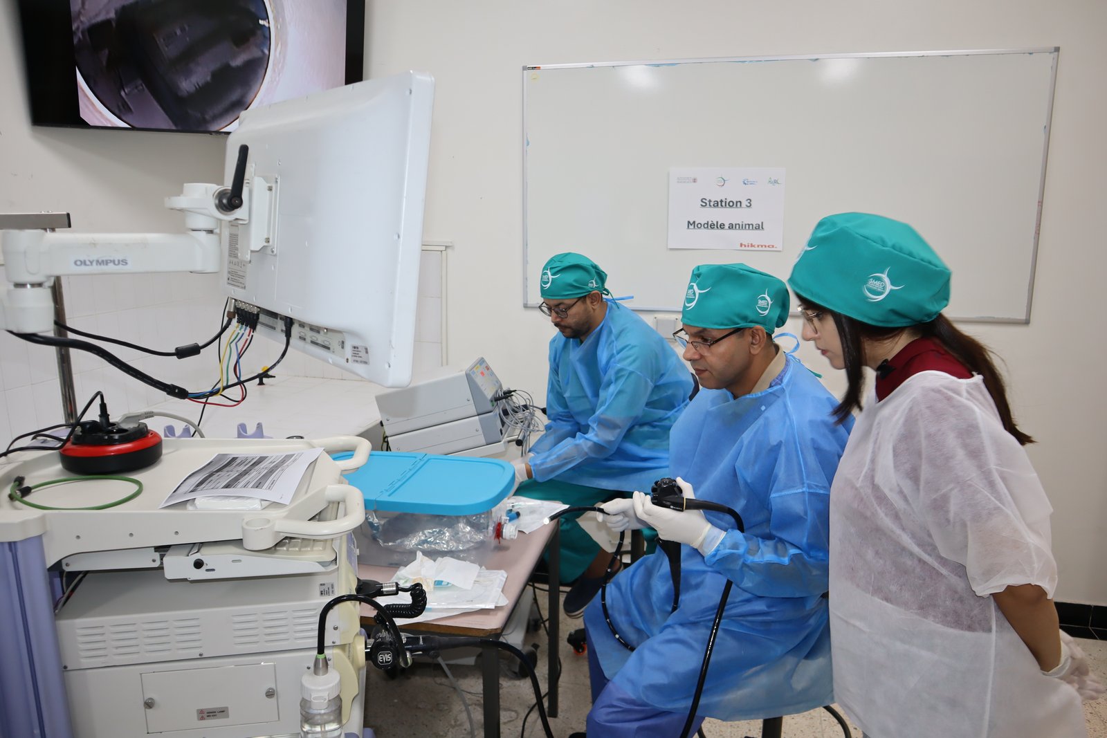 appareil de therapie par ondes de choc avec des mains de medecin masculin dans des gants en caoutchouc